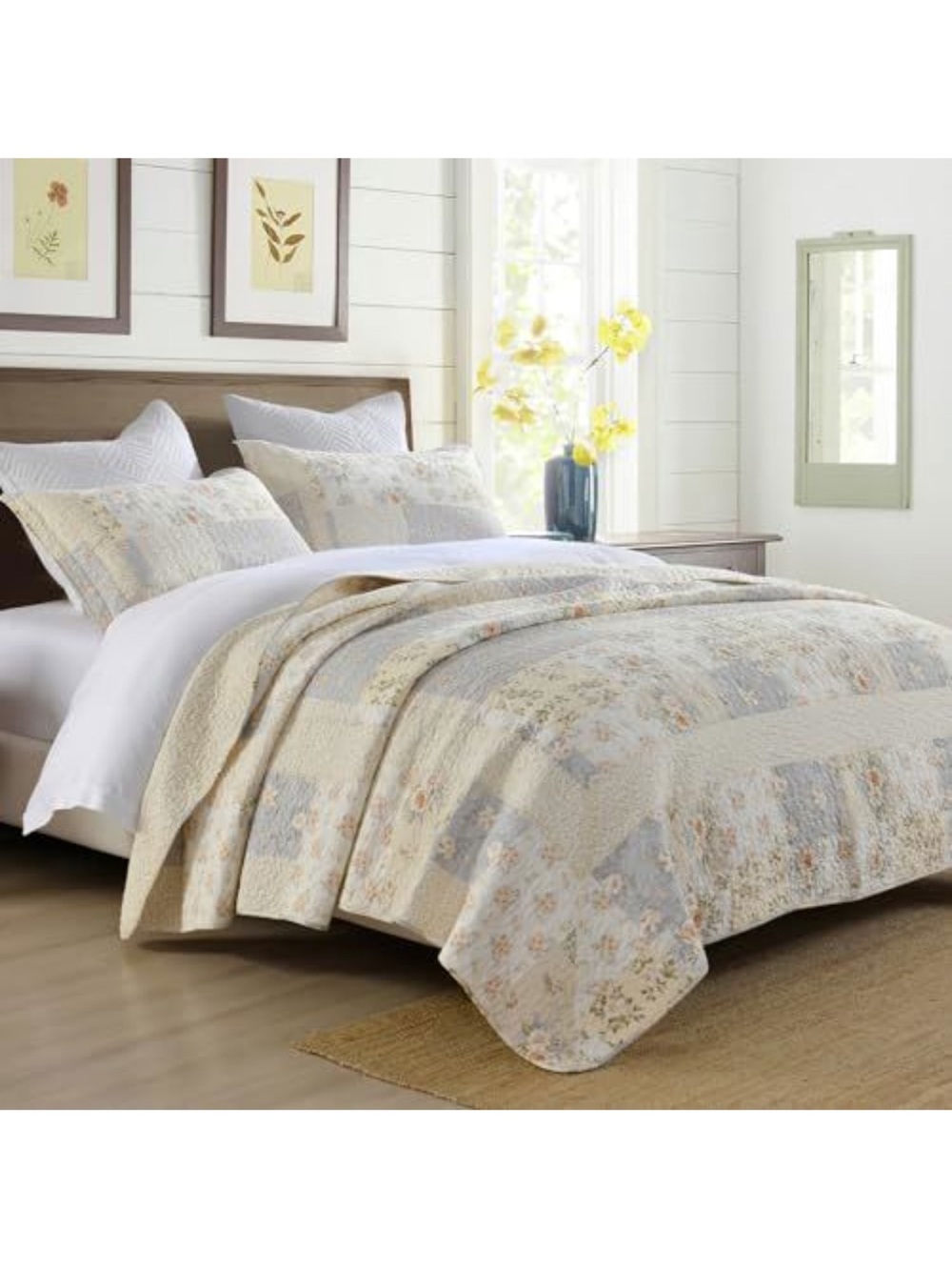 Vintage-Inspired Floral Patchwork Quilt Set in Cream and Light Blue - Picture 2 of 9